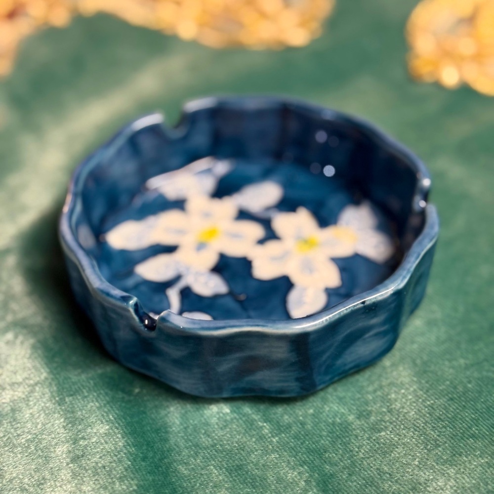 COLIBRI Japan 70’s Blue w/White Flowers Porcelain Ashtray in NEW Condition 🦄